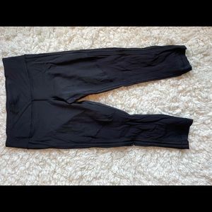 Lululemon black cropped, size 2, excellent cond.